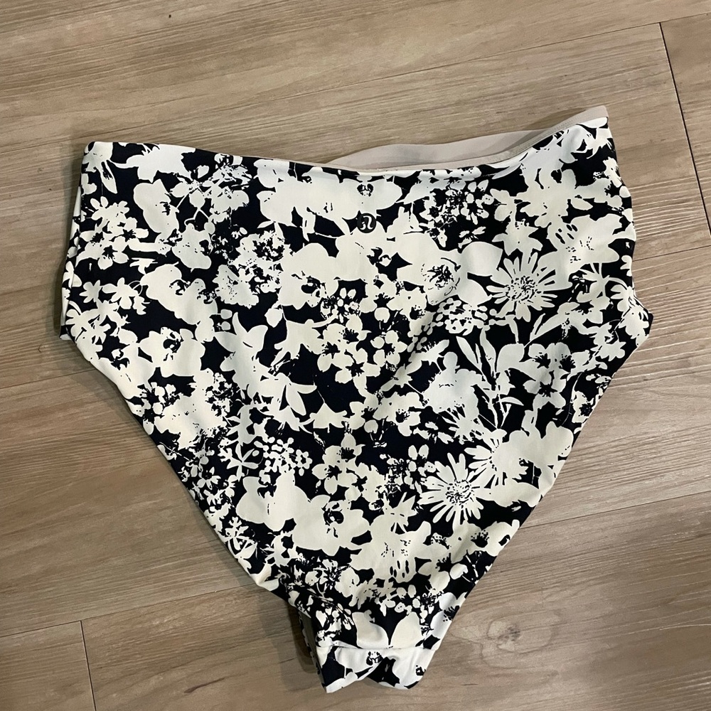 🍋Lululemon Clear Waters High Rise Medium Bottom